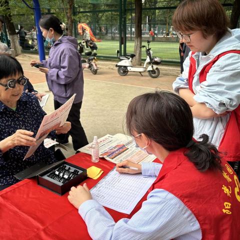 关爱老人视力，照亮“视”界之光—阳光馨园社区开展免费配老花镜活动