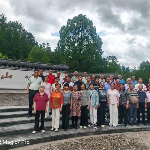 清流县退休教师协会北片组五月十九日屏山公园游园活动简讯 5月19日，清流县退休教师协会北片组组织辖区内退休教师欢聚屏山公园，开展休闲游园联谊活动。
