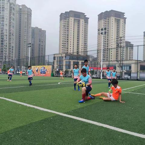 “足”梦绿茵场，追“球”梦想时——湖滨小学六（10）班足球少年 精彩瞬间