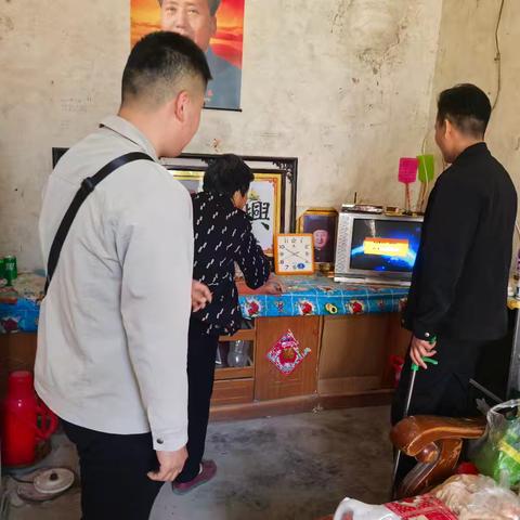 汪童社区网格员日常工作缩影之帮助居民修电视机