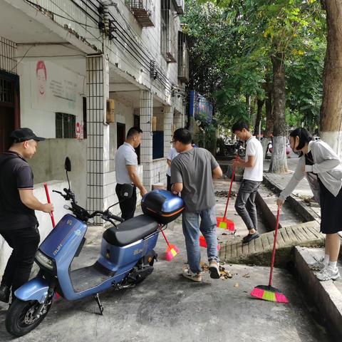 巩卫活动进行时，全面清理公司卫生责任区卫生死角