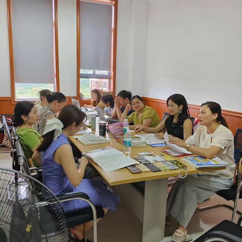 凝心聚力启新程，笃行不怠创辉煌 —— 高三英语组第一次教研活动纪实