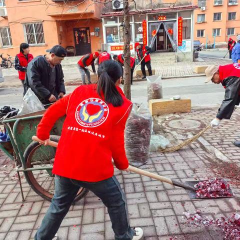 彩达社区雷锋在行动