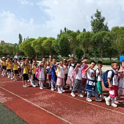 初探小学，衔接成长——轮台县第二幼儿园幼小衔接活动之 参观小学