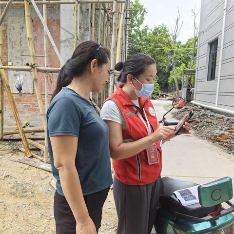 网格员入户发动人民群众关注“中国禁毒”与“海南禁毒新媒体”公众号