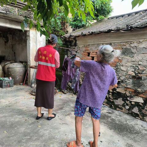 网格员走访看望辖区特殊人群