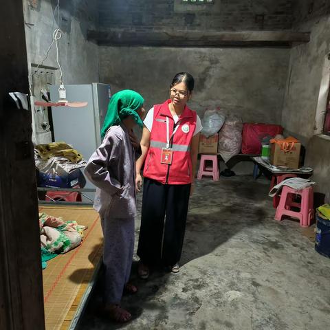 台风天，网格员入户开展排查工作