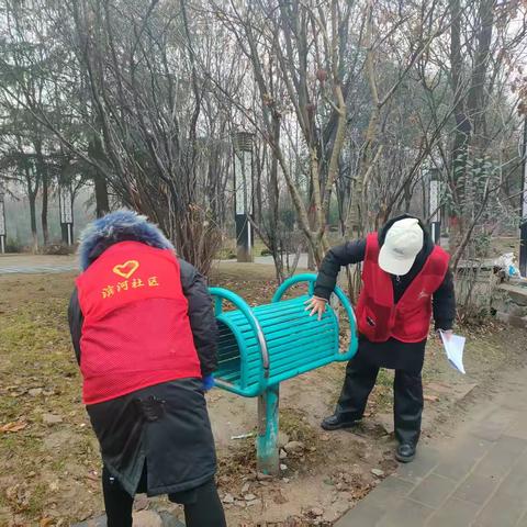 二曲街道滨河社区-开展保障群众运动安全（健身器材安全排查）