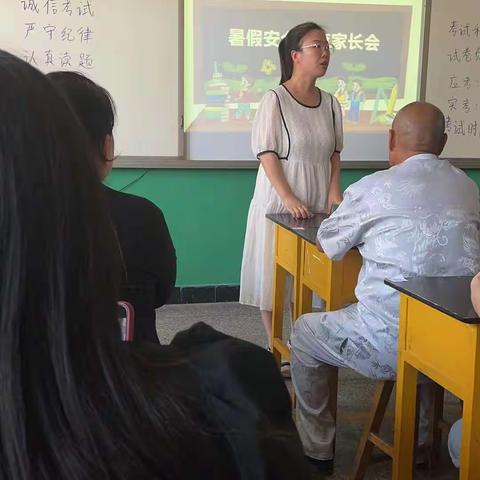 城里小学四三班举行平安传递仪式，“永远把平安握在手里”