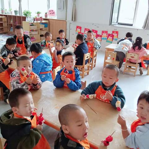 忆传统，品酸甜，串起趣味童年——崆峒区新科幼儿园中小班食育活动:制作《冰糖葫芦》。