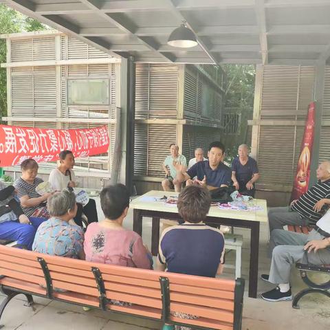 党建引领，小区凉亭焕新颜