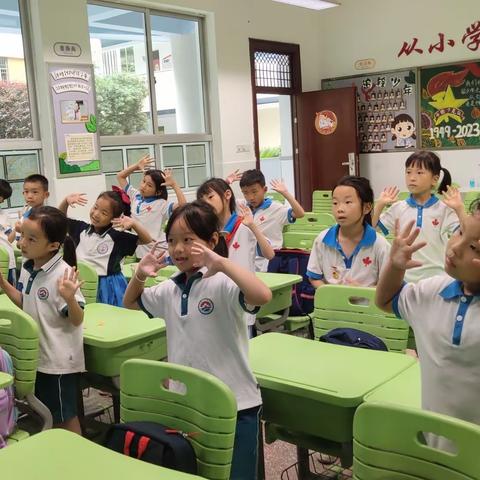 炫舞多彩课桌舞   枫树山大桥小学2202班