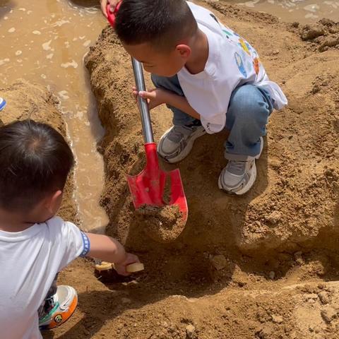 人和街道中心幼儿园小二班自主游戏沙池区观察记录