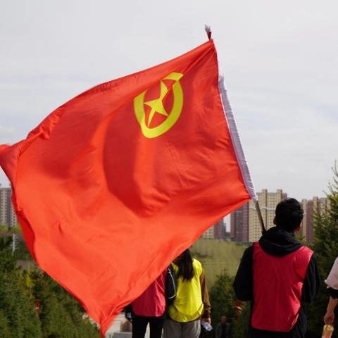 “薪火相传 聚力前行”——乌兰察布分行开展“五四”青年新老员工素质拓展活动