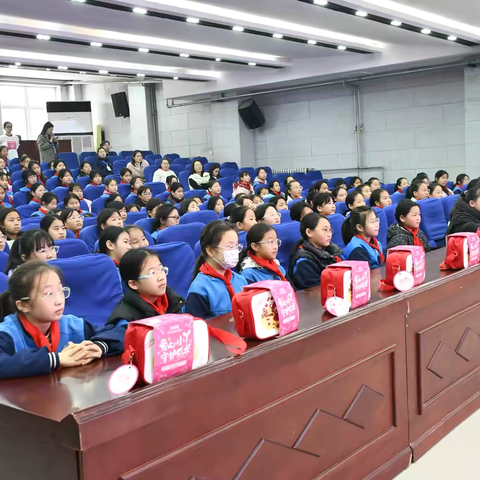 爱心护航，助力成长—濮阳县第四实验小学暨中国社会福利基金会爱小丫基金“小丫包”发放活动
