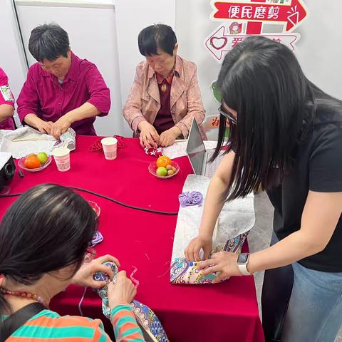 “艾草飘香 捶动健康”民泰银行嘉兴海宁支行健康活动
