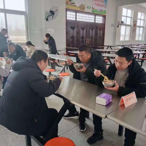 用心陪餐  用爱陪伴——临颍县石桥乡中心学校邀请“两代表一委员”到学校陪餐