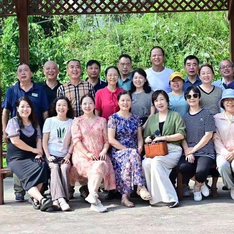 赣州七中初三（2）班八0级～八三届同学毕业四十年聚会留影