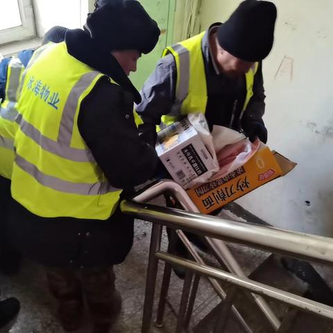 畅通生命通道 守护居民安康——通天街道果园社区开展楼道杂物集中清理专项行动