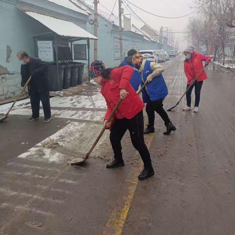 小屯村二片区片长及网格员公益岗积极在片区清理积雪