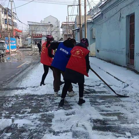 小屯村村工作人员及网格员一起清理路面积雪