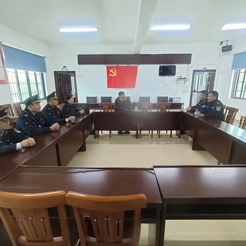 海口市综合行政执法局海洋和渔业行政支队开展整治渔船违规拉客出海垂钓联合执法行动。