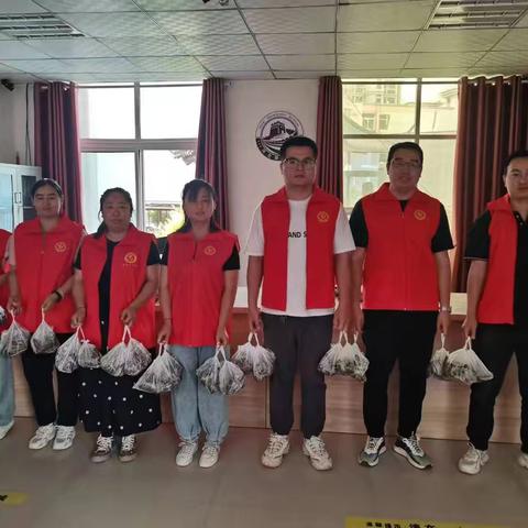 “浓浓端午节 粽香暖人心”馆陶县金凤社区文明实践站开展端午节送粽子志愿服务活动