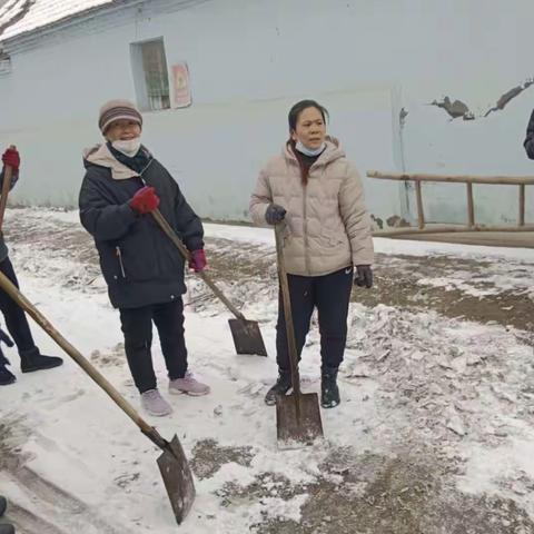 情暖冬日，扫雪护行——小屯村清除冰雪志愿活动