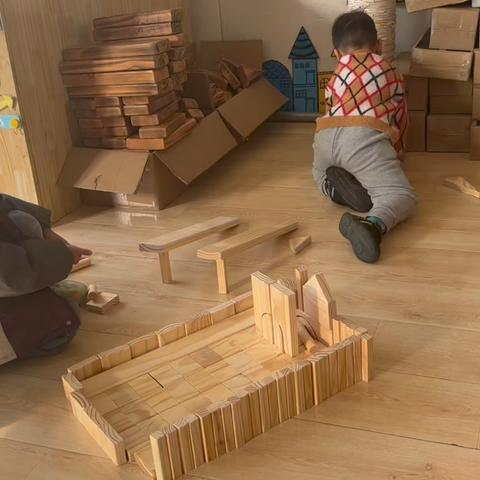 中一班搭建积木中发现的物理奥秘