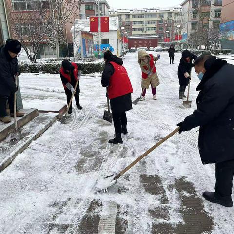 梁家村组织工作人员及人员清理道路积雪