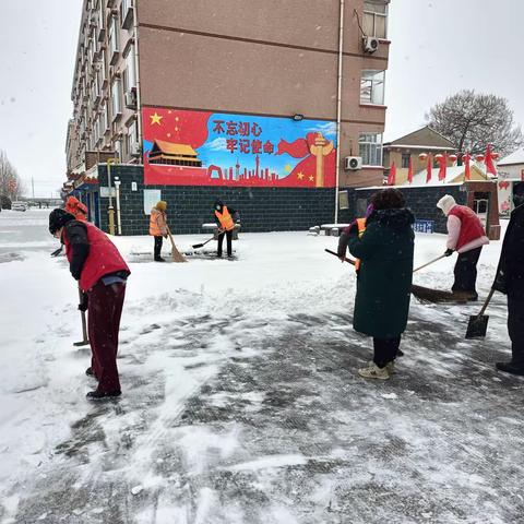 梁家村组织工作人员及公益岗人员清理道路积雪