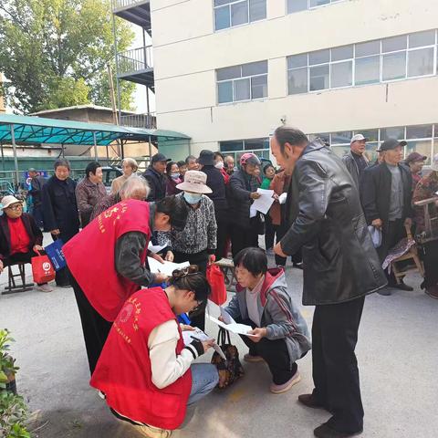 梁家村60岁以上的老人免费接种流感疫苗