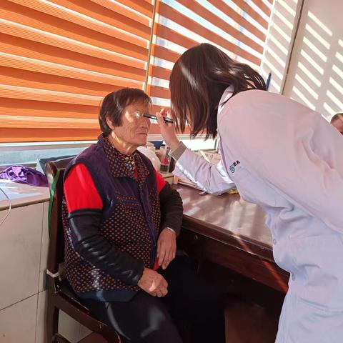 淄博明润眼科医院在梁家村免费为60岁以上的老年人免费检查眼睛。