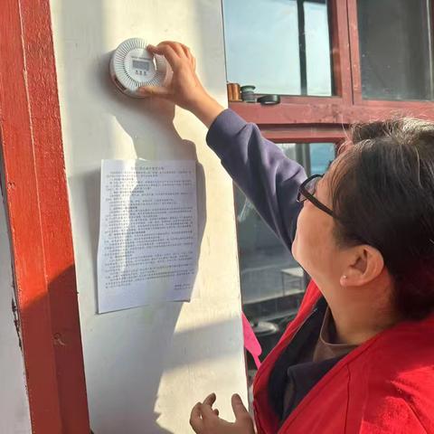 梁家村公益岗人员下户排查安装一氧化碳报警器