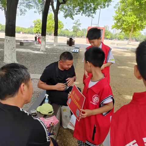 “爱心传递“，成就梦想——航建社区联合西安慈善抱抱公益组织开展爱心助学活动