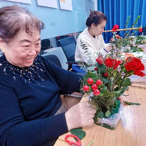 你好小爱‖航建社区开展“花样年华慢享芳华”插花活动