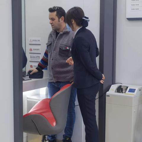 豫见好服务——服务无国界，工行郑州雍州路支行客服经理杨楠帮助国际友人解决燃眉之急！