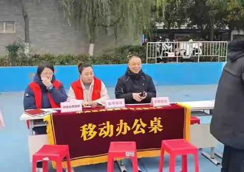 【基层治理新动能】谭家街道百花园社区开展“移动办公桌  实事暖心窝”系列活动