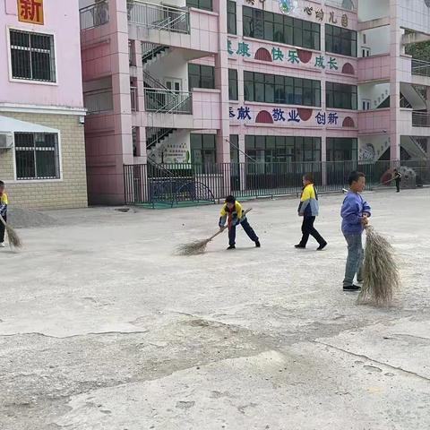 “三抓三促”进行中——舟曲县大峪镇中心小学 深入开展环境卫生大整治   努力构建“和美校园”