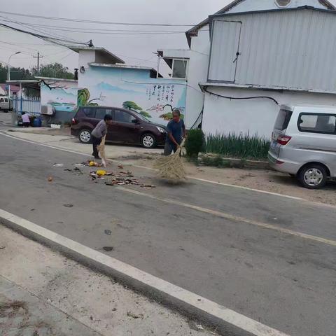 及时清理市场垃圾，保障路面干净整洁