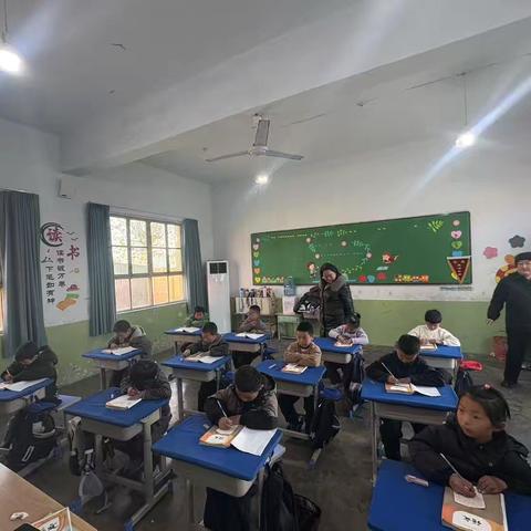 城关中心校大侯小学规范硬笔字比赛顺利举办