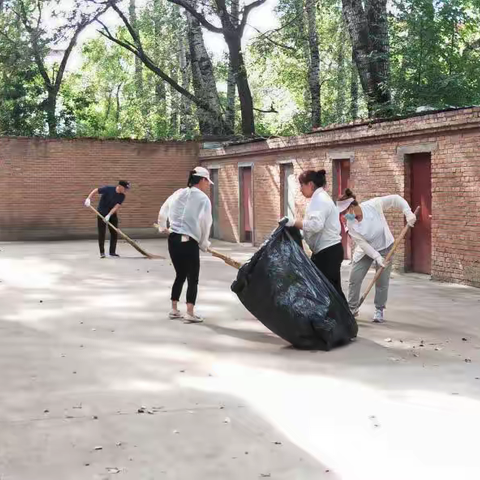 兴华街道青松社区包联单位进社区 携手清洁美家园