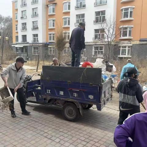 “多方联动整治环境 小区面貌焕然一新”兴华街道青松社区开展爱国卫生活动