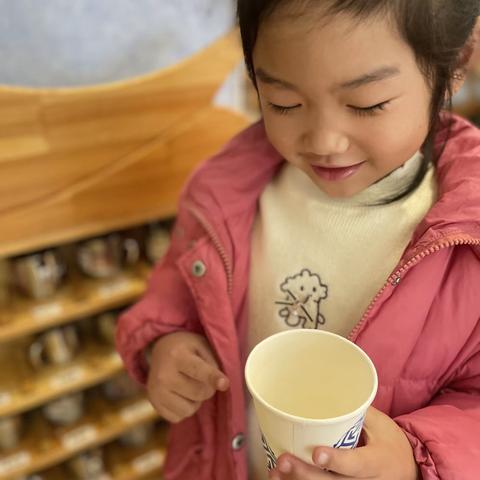 金色童年幼儿园教学分享《找找身边的纸制品》