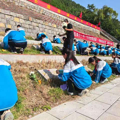 一笔一划皆信仰 ﻿一举一动是传承——枣庄四十一中(北校区)烈士纪念日"描红填金"活动