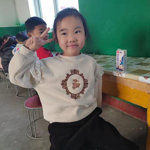 木邱教学点营养餐纪实，食营养餐伴我健康成长。