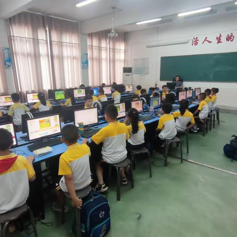 永济小学方博机器人2023年春季scratchJR编程班毕业汇报