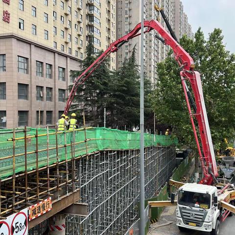 明光路立交非机动车坡道现浇梁顺利完成首次浇筑