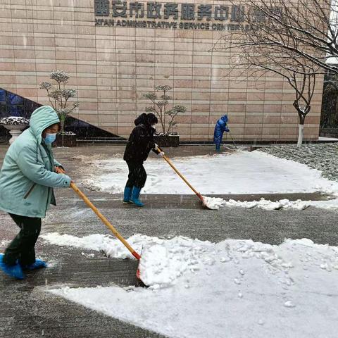 银装素裹惹人醉，为民服务暖人心