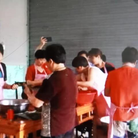 水亭畲族乡河伯村新时代文明实践站河伯村文化礼堂组织开展端午包粽子活动。